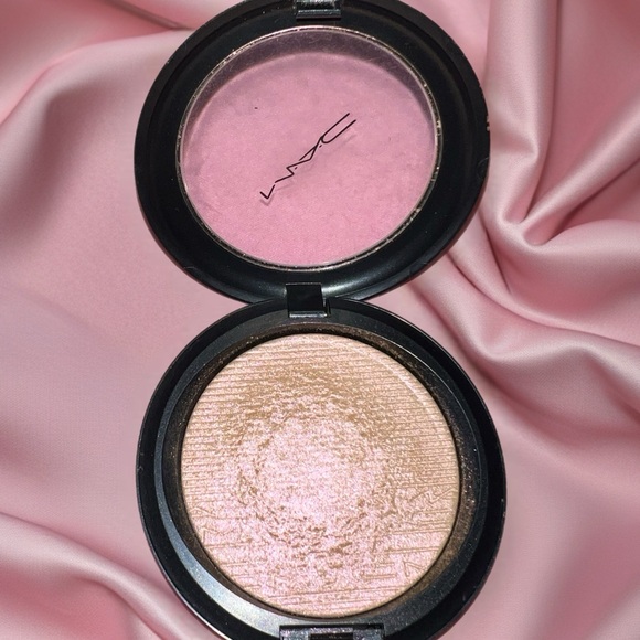MAC Cosmetics Pink and Gold Blush - Picture 1 of 2